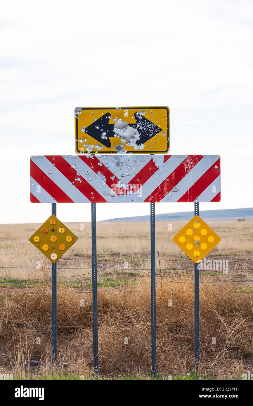 Road Sign sparato da proiettili, New Mexico rurale, USA Foto Stock