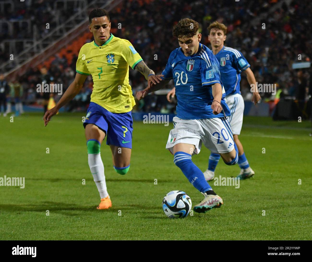 (230522) -- MENDOZA, 22 maggio 2023 (Xinhua) -- Simone Pafundi (R) d'Italia vies con i giovani del Brasile durante la U20 Coppa del mondo di gruppo D partita tra Italia e Brasile a Mendoza, Argentina, 21 maggio 2023. (TELAM/Handout via Xinhua) Foto Stock