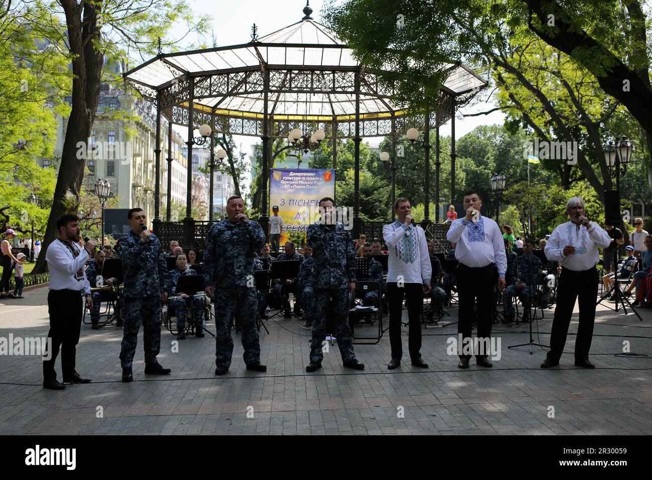 Artisti del Centro di Arti musicali militari delle forze navali dell'Ucraina delle forze armate dell'Ucraina e Orchestra del corpo navale ucraino di fanteria visto esibirsi nel giardino della città. Concerto dedicato alla Giornata del corpo di Fanteria navale ucraino si è tenuto nel Giardino della Città. Il 23 maggio celebrerà la Giornata del corpo di Fanteria navale ucraino. Il corpo di fanteria navale ucraino, conosciuto anche come i Marini ucraini, fa parte delle truppe di difesa costiere della Marina Ucraina. Viene utilizzato come componente delle operazioni anfibie, aeree e anfibie-aeree, da solo o in coordinat Foto Stock