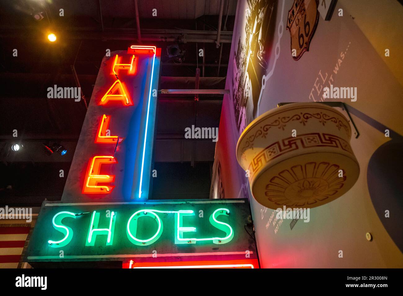 Cartello al neon 'Hale Shoes' presso l'Albuquerque Museum, Albuquerque, New Mexico, USA Foto Stock