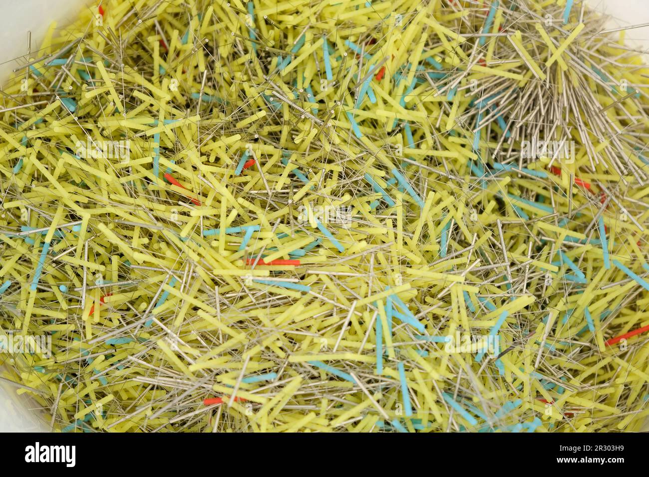 Aghi usati scartati al momento dell'agopuntura e della moxibustione Foto Stock