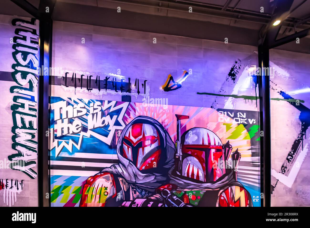 Splendido passaggio sotterraneo che collega la MRT del Municipio al Funan Mall di Singapore. Foto Stock