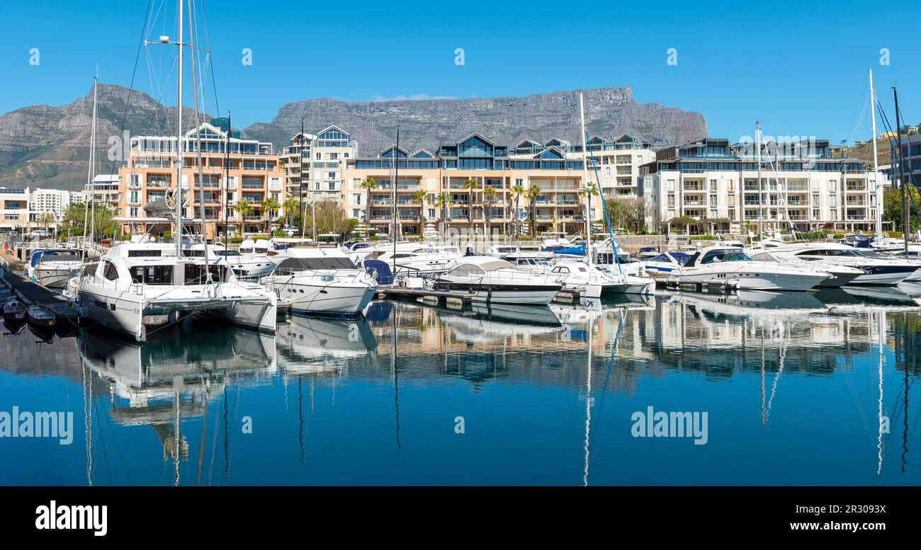 Yachts panorama nel porto turistico di Città del Capo con Table Mountain Reflection, Città del Capo, Sud Africa. Foto Stock