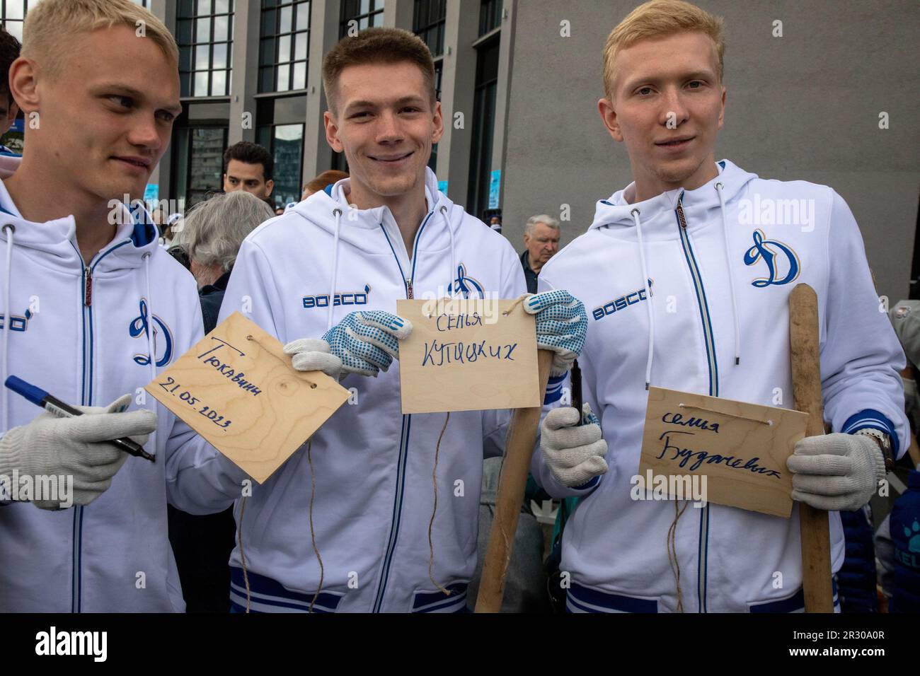 Mosca, Russia. 21st maggio 2023. I giocatori del FC Dynamo Moscow Konstantin Tyukavin (L), Aleksandr Kutitsky(С), Ivan Budachev (R) partecipano alla piantatura di ciliegi selvatici nel Dynamo Park per celebrare il centenario di Dynamo Moscow come parte del Cherry Forest Festival a Mosca, Russia. I giocatori della squadra scrivono i loro nomi sui piatti per contrassegnare gli alberi che hanno piantato. Foto Stock