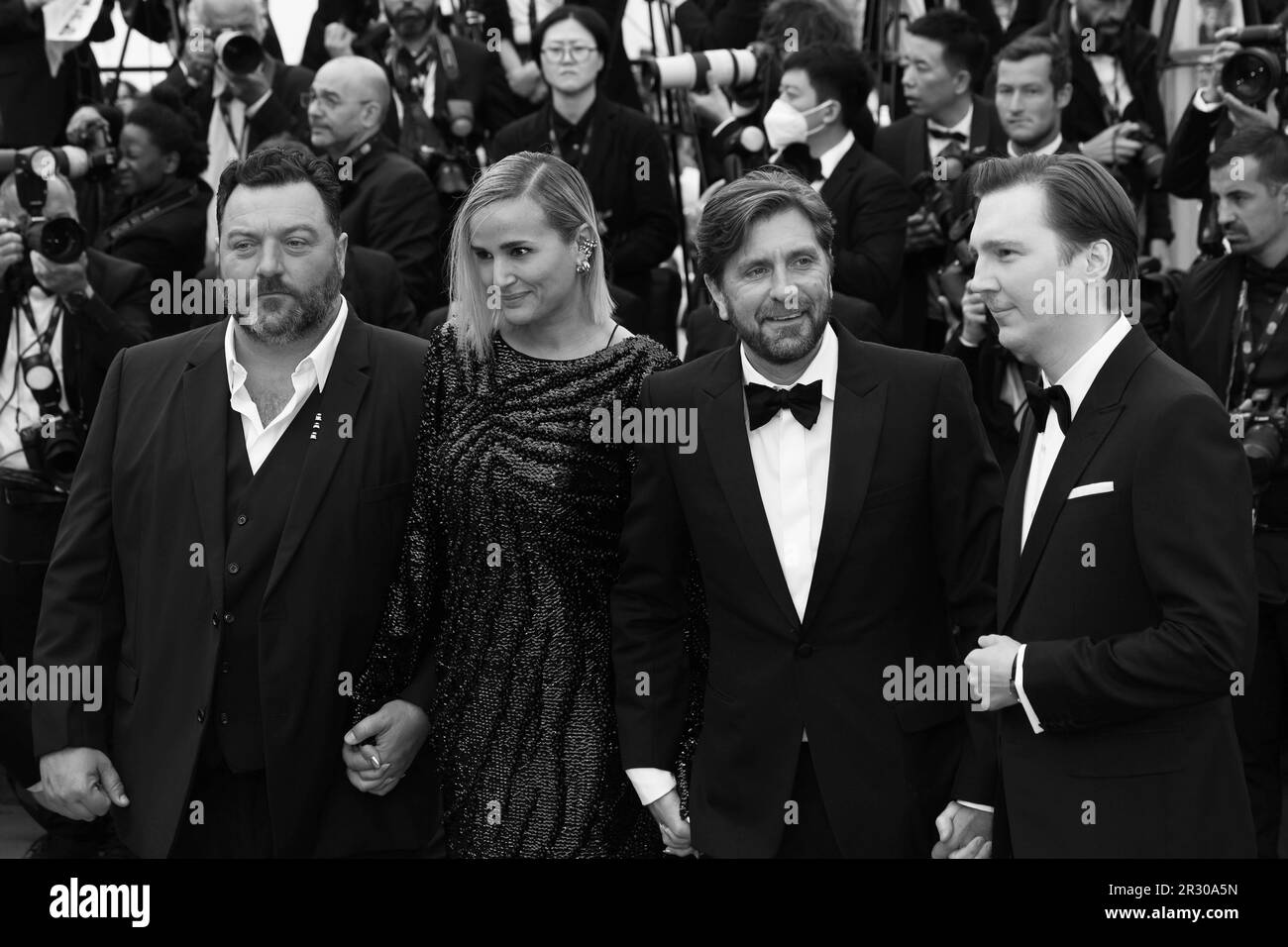 Cannes, Francia. 22nd maggio, 2023. CANNES, Francia su 19. 2023 MAGGIO; i membri della Giuria Paul Dano, presidente della Giuria Ruben Östlund, Julia Ducournau e Denis Ménochet, partecipano al tappeto rosso "la zona di interesse" durante il 76th° festival annuale di Cannes al Palais des Festivals il 19 maggio 2023 a Cannes, Francia., Foto e copyright immagini Thierry CARPICO/ATP (CARPICO Thierry/ATP/SPP) Credit: SPP Sport Press Photo. /Alamy Live News Foto Stock