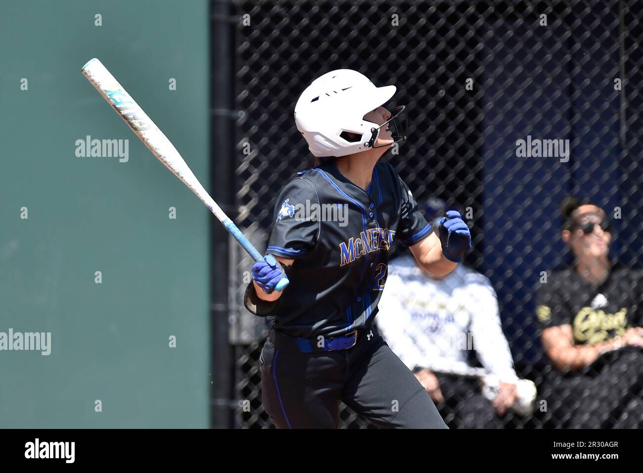 20 maggio 2023: McNeese St. Outfielder Alayis Seneca (28) guarda la palla volare dopo un colpo durante la partita di softball regionale NCAA tra la McNeese St Cowgirls e Washington Huskies allo stadio Husky Softball di Seattle, WA. Washington sconfisse McNeese St 3-1. Steve Faber/CSM(Credit Image: © Steve Faber/Cal Sport Media) Foto Stock