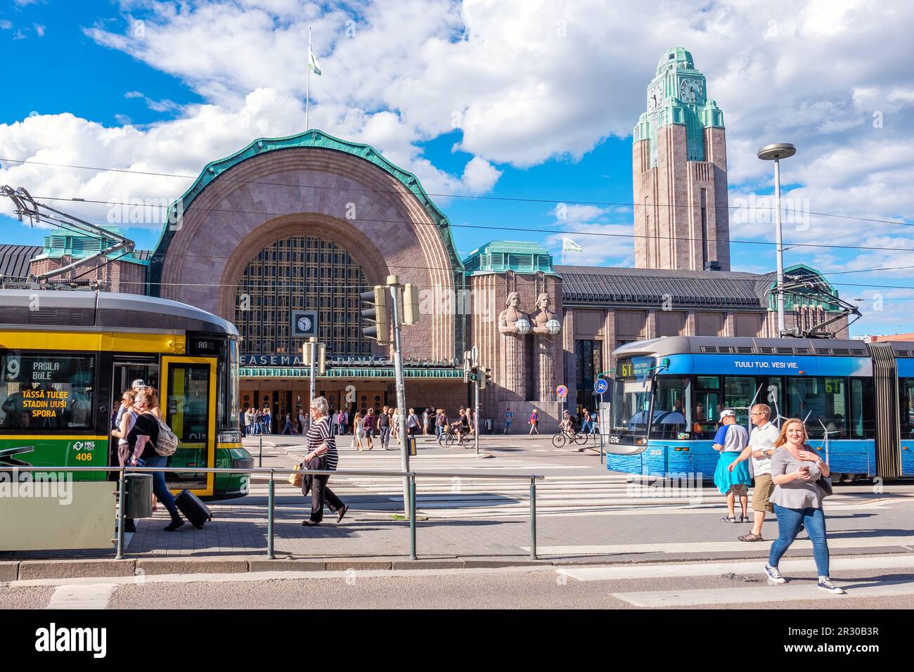 Helsinki, Finlandia - 19 luglio 2016: Traffico di fronte alla stazione ferroviaria centrale su via Kluuvikatu Foto Stock