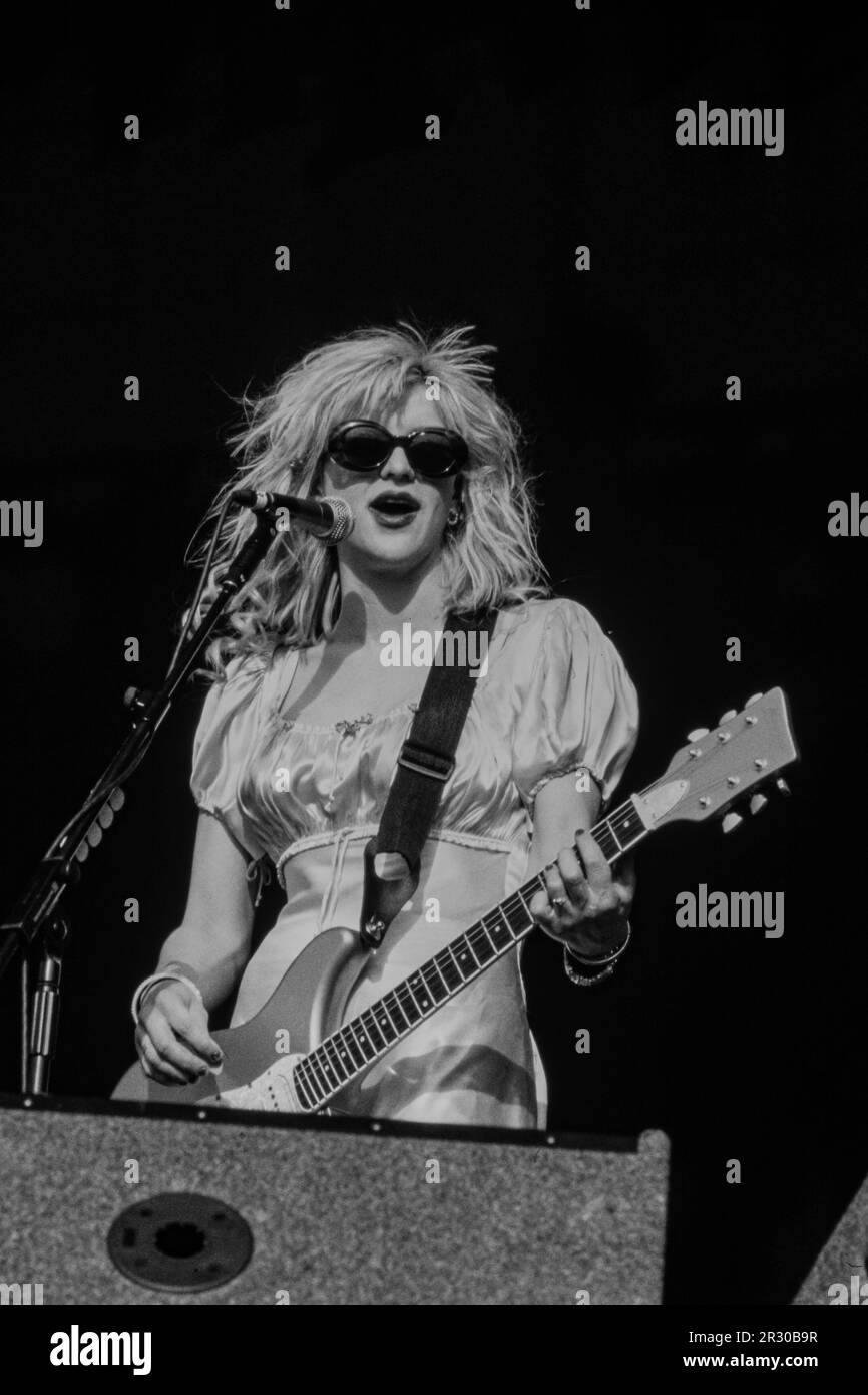 Reading, UK, 26 agosto, 1994: Hole ha debuttato al Reading Festival venerdì 26 agosto, 1994.è stata la prima apparizione pubblica della donna di fronte Courtney Love dalla morte del marito Curt Kobain cinque mesi prima e solo due mesi dopo la morte del bassista di Hole, Kristen Pfaff, a causa di un sovradosaggio. Fondato come National Jazz Festival nel 1961, il festival si è trasferito nella sua casa permanente presso la Little John's Farm di Reading nel 1971 e si tiene nel fine settimana delle festività di agosto del Regno Unito. Foto Stock