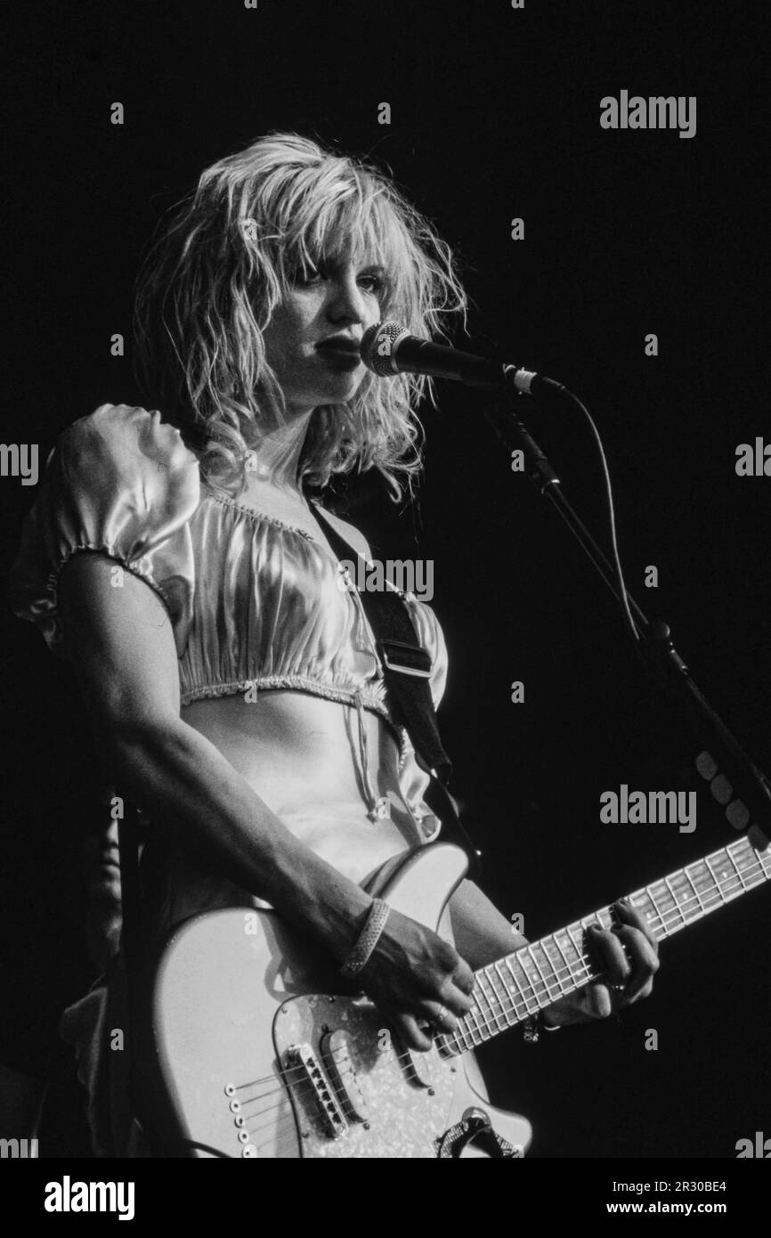 Reading, UK, 26 agosto, 1994: Hole ha debuttato al Reading Festival venerdì 26 agosto, 1994.è stata la prima apparizione pubblica della donna di fronte Courtney Love dalla morte del marito Curt Kobain cinque mesi prima e solo due mesi dopo la morte del bassista di Hole, Kristen Pfaff, a causa di un sovradosaggio. Fondato come National Jazz Festival nel 1961, il festival si è trasferito nella sua casa permanente presso la Little John's Farm di Reading nel 1971 e si tiene nel fine settimana delle festività di agosto del Regno Unito. Foto Stock