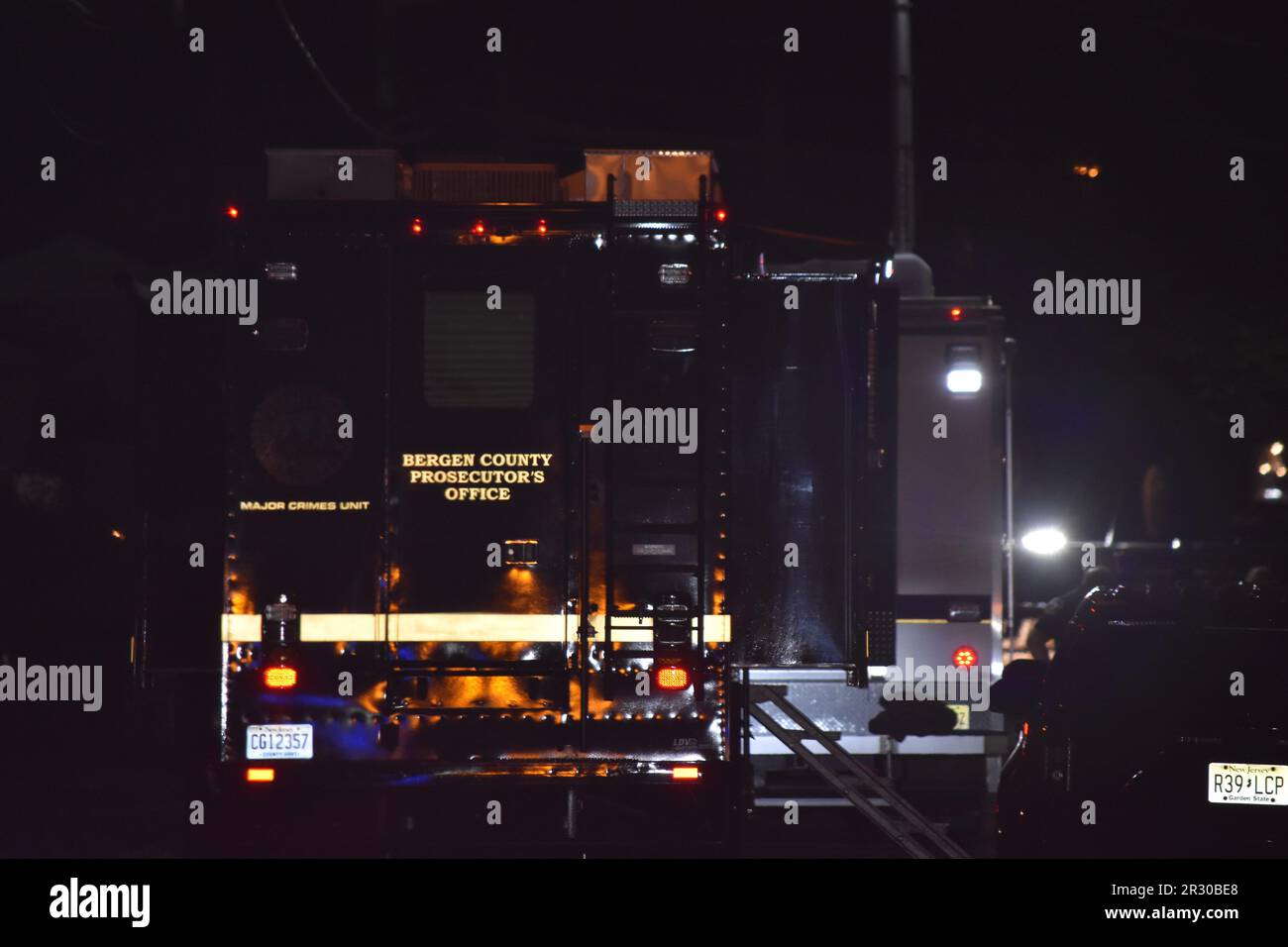 La residenza da cui è avvenuta la ripresa è raffigurata. Investigatori e numerosi poliziotti si sono convergenti sulla scena per cercare prove relative alla sparatoria. La Procura della contea di Bergen e il Dipartimento di polizia di Bergenfield stanno indagando su una sparatoria avvenuta domenica 21 maggio 2023 al 87 di North Taylor Street a Bergenfield. Alle 6:50 circa, il Dipartimento di polizia di Bergenfield ha risposto a una chiamata 9-1-1 in cui il chiamante ha segnalato che sono stati lanciati corti in una residenza privata. Gli ufficiali che rispondono hanno trovato una vittima femminile con più g Foto Stock