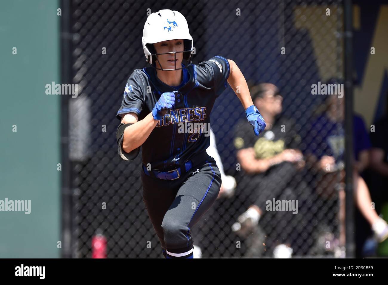 20 maggio 2023: L'outfielder di McNeese St. Alayis Seneca (28) corre per la prima volta durante la partita di softball regionale dell'NCAA tra le McNeese St Cowgirls e Washington Huskies all'Husky Softball Stadium di Seattle, Washington. Washington sconfisse McNeese St 3-1. Steve Faber/CSM Foto Stock