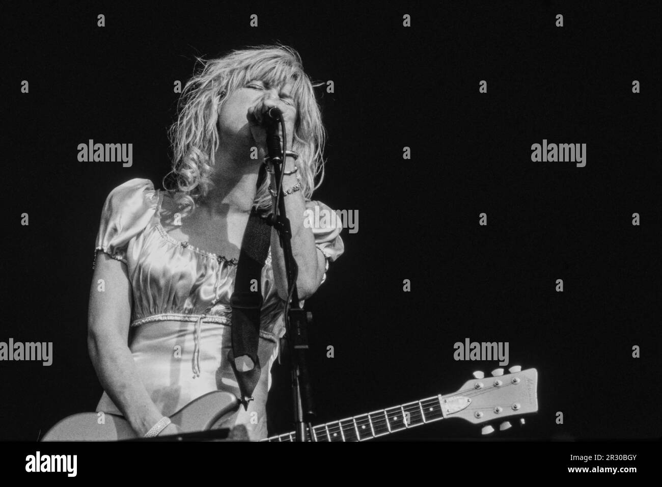 Reading, UK, 26 agosto, 1994: Hole ha debuttato al Reading Festival venerdì 26 agosto, 1994.è stata la prima apparizione pubblica della donna di fronte Courtney Love dalla morte del marito Curt Kobain cinque mesi prima e solo due mesi dopo la morte del bassista di Hole, Kristen Pfaff, a causa di un sovradosaggio. Fondato come National Jazz Festival nel 1961, il festival si è trasferito nella sua casa permanente presso la Little John's Farm di Reading nel 1971 e si tiene nel fine settimana delle festività di agosto del Regno Unito. Foto Stock
