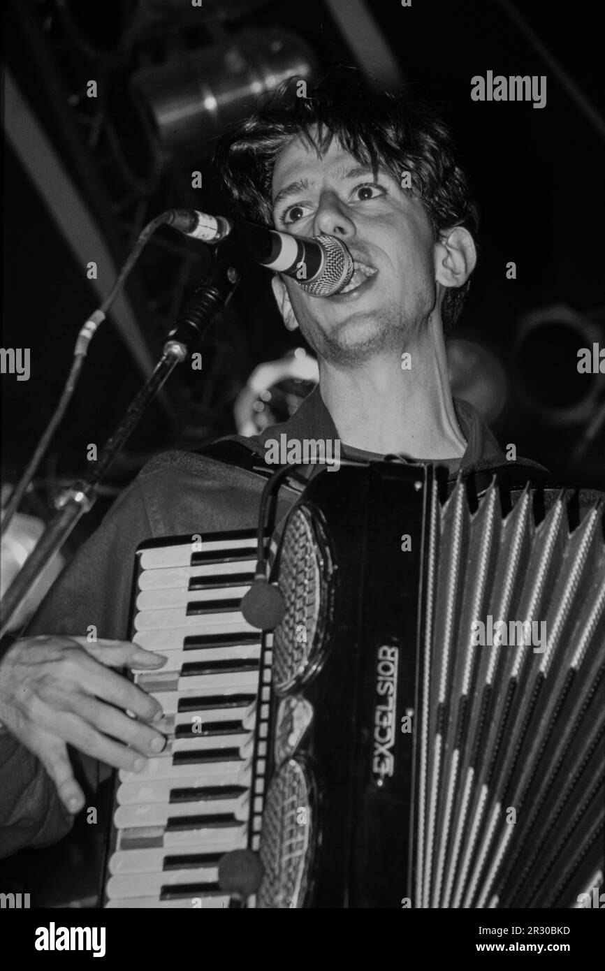 Reading, UK, 28 agosto 1994: Il multi-strumentista John Linnell, co-fondatore della band alt-rock They Might Be Giants, si esibisce sul Melody Maker Stage al Reading Festival domenica 28 agosto 1994. Fondato come National Jazz Festival nel 1961, il festival si è trasferito nella sua casa permanente presso la Little John's Farm di Reading nel 1971 e si tiene nel fine settimana delle festività di agosto del Regno Unito. Foto Stock