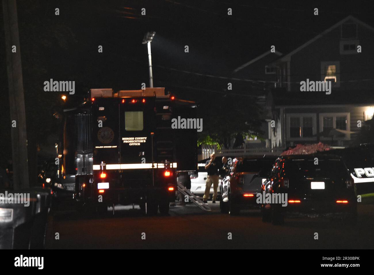 La residenza da cui è avvenuta la ripresa è raffigurata. Investigatori e numerosi poliziotti si sono convergenti sulla scena per cercare prove relative alla sparatoria. La Procura della contea di Bergen e il Dipartimento di polizia di Bergenfield stanno indagando su una sparatoria avvenuta domenica 21 maggio 2023 al 87 di North Taylor Street a Bergenfield. Alle 6:50 circa, il Dipartimento di polizia di Bergenfield ha risposto a una chiamata 9-1-1 in cui il chiamante ha segnalato che sono stati lanciati corti in una residenza privata. Gli ufficiali che rispondono hanno trovato una vittima femminile con più g Foto Stock