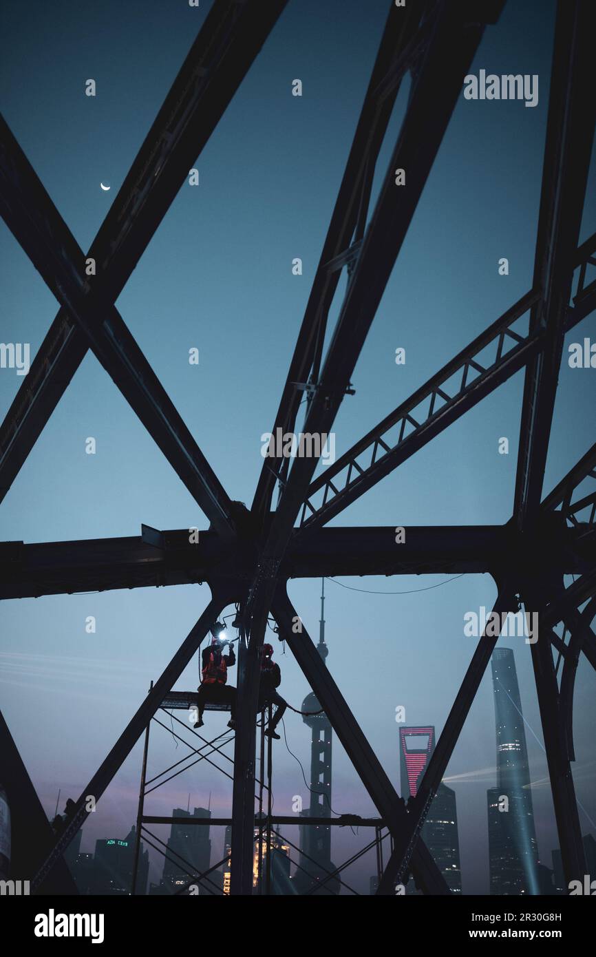 Riparatori che lavorano di notte Foto Stock