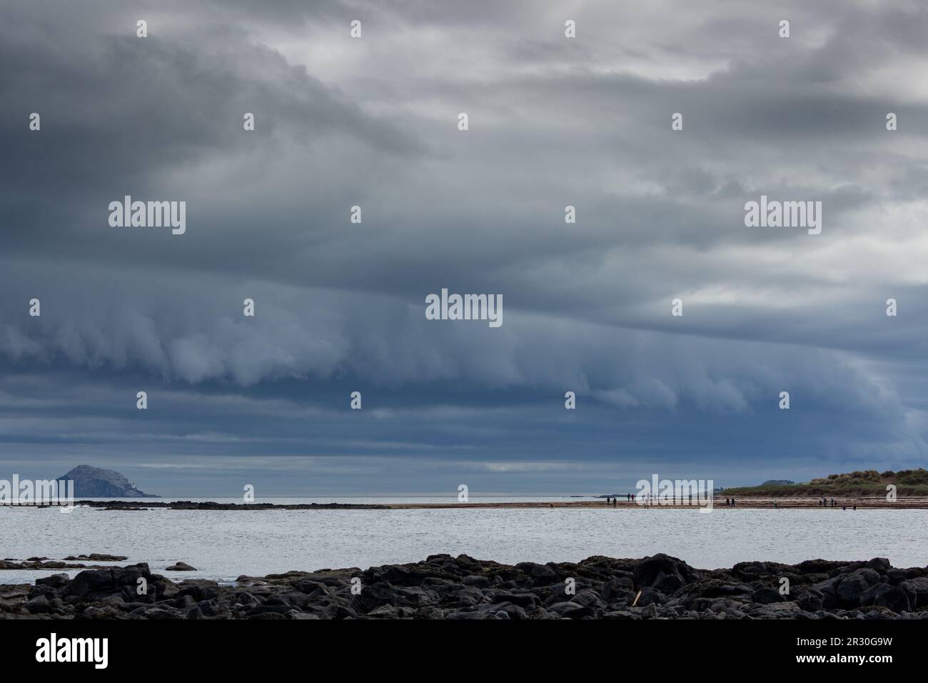 Tempo fronte avvicinandosi a Nord Berwick, Lothian Est. Foto Stock