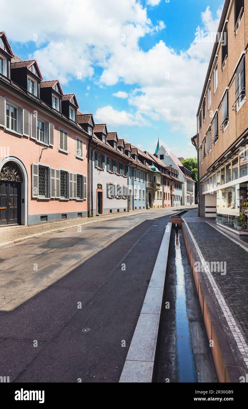 Bella strada di Friburgo in Breisgau in germania Foto Stock
