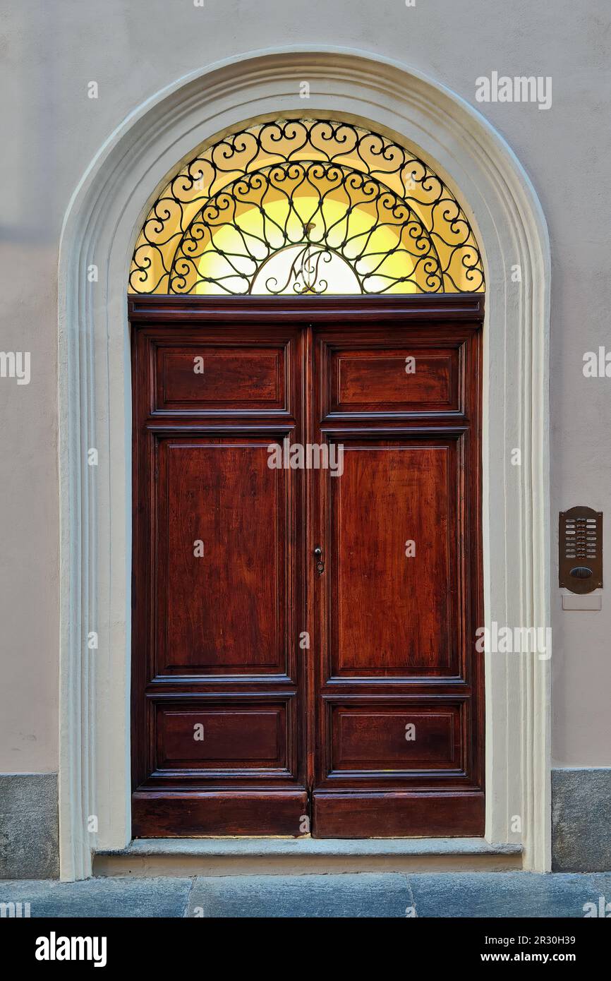 Vista frontale della porta in legno nell'arco (composizione verticale). Foto Stock