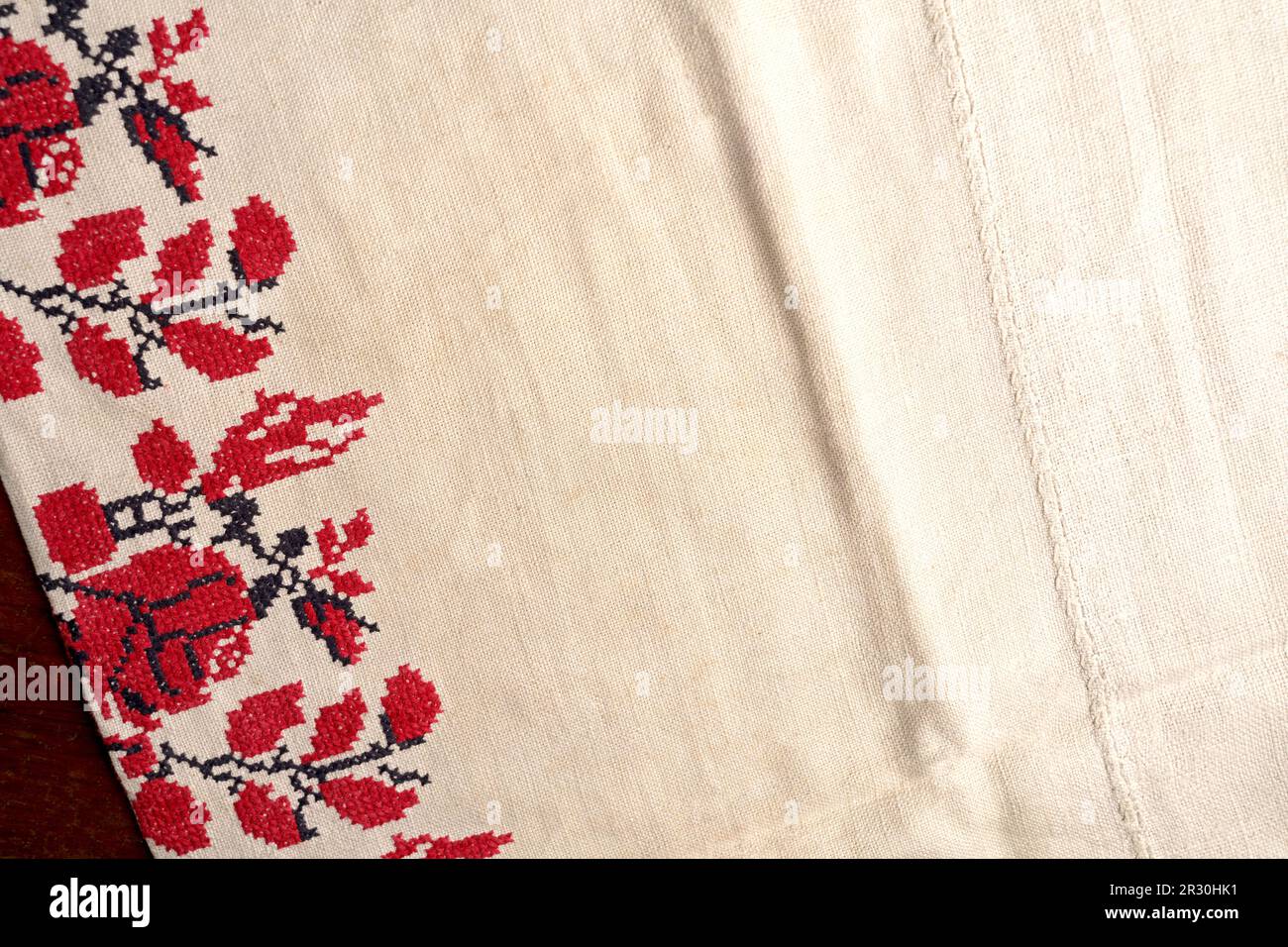 Tessuto di tela di lino sfondo modello. Ricamato bene come vecchio modello etnico ucraino a punto incrociato fatto a mano. Rushnyk ucraino . Versione rossa su Whi Foto Stock