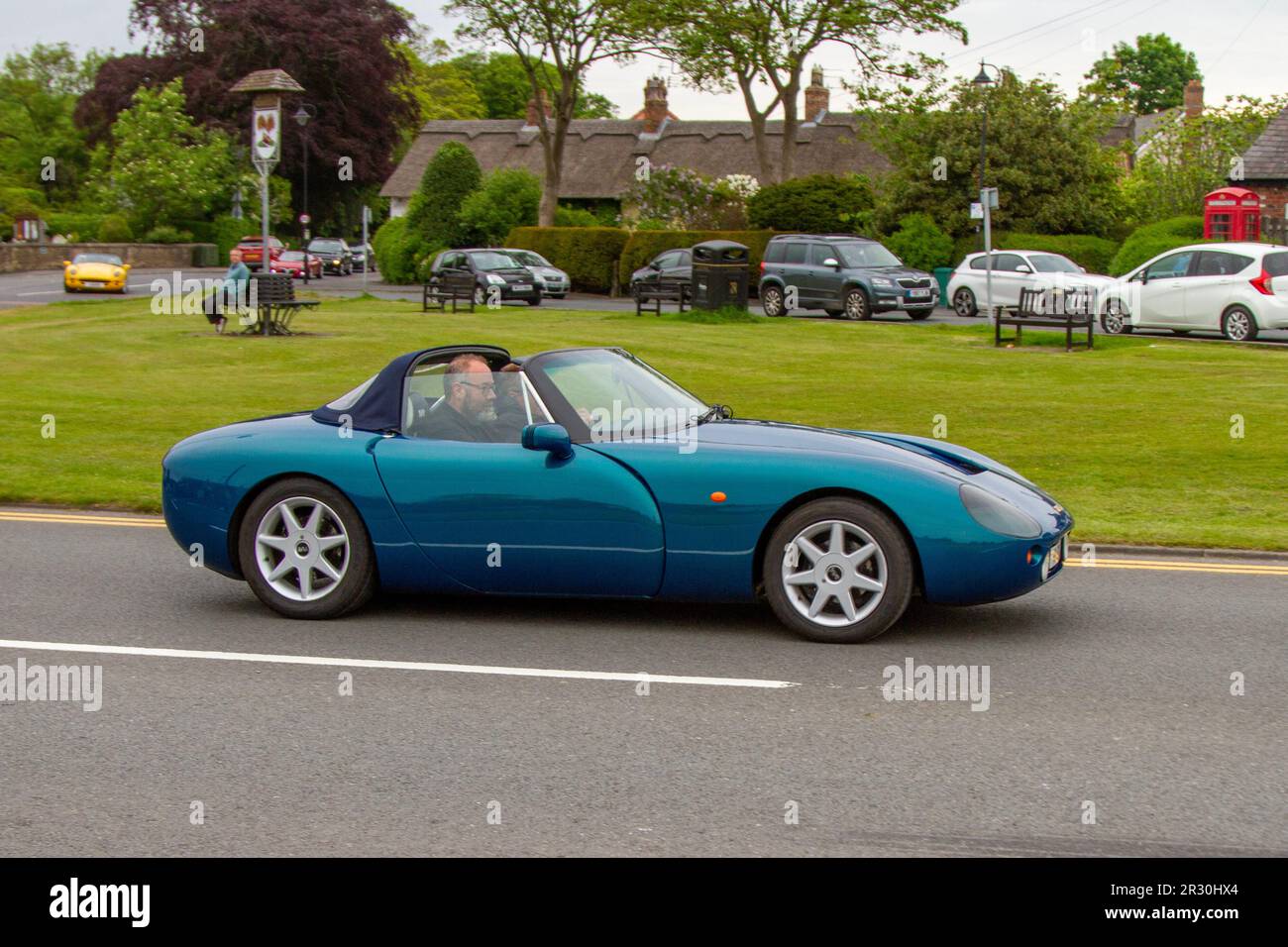 1998 90s anni Novanta Blackpool costruì una vettura sportiva britannica TVR Griffith Blue car Roadster 4997 cc; in rotta verso la Lytham St Annes Classic & Performance Motor Vehicle show mostre di auto classiche, Regno Unito Foto Stock