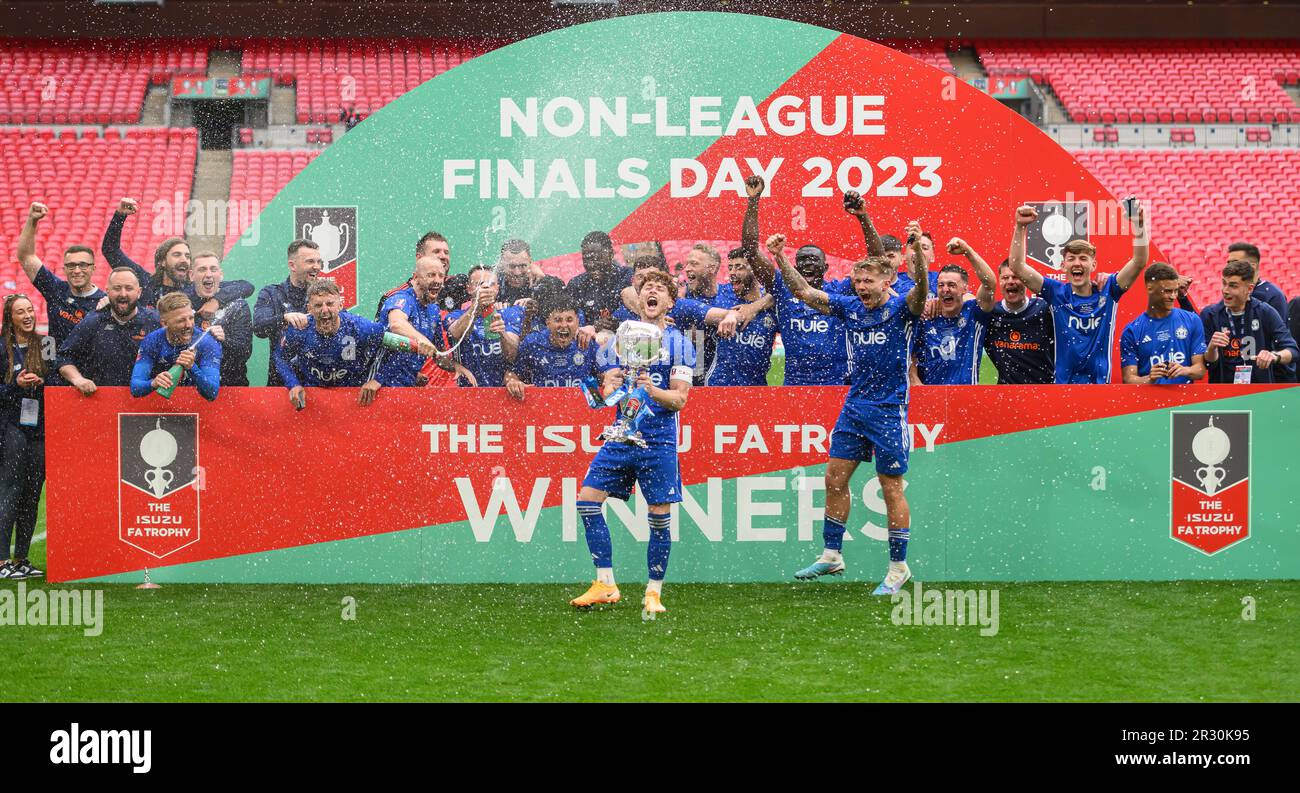 Londra, Regno Unito. 21st maggio, 2023. 21 maggio 2023 - Gateshead / FC Halifax Town - finale del trofeo fa - Stadio di Wembley il FC Halifax Town festeggia la vittoria della finale del trofeo fa al Wembey Stadium. Picture Credit: Notizie dal vivo su Mark Pain/Alamy Foto Stock