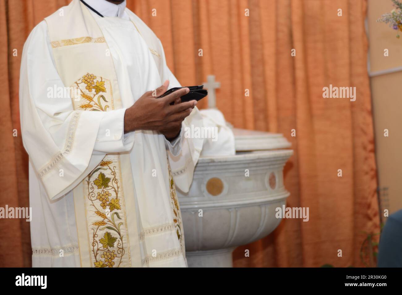 Uomo religioso che usa la tecnologia durante il servizio Foto Stock