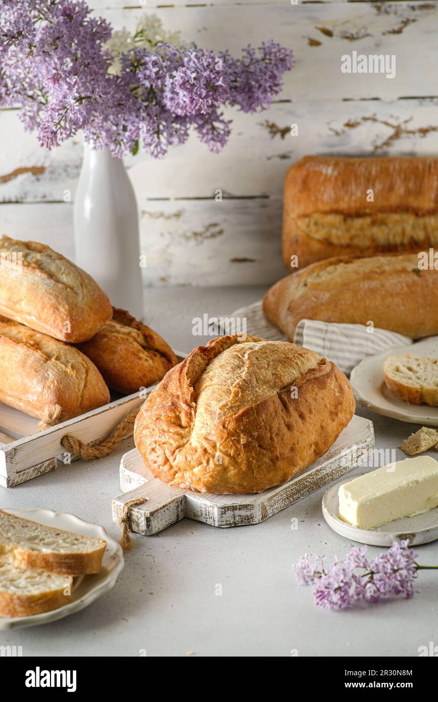 vita morta con pane bianco e lilla. Foto di alta qualità Foto Stock
