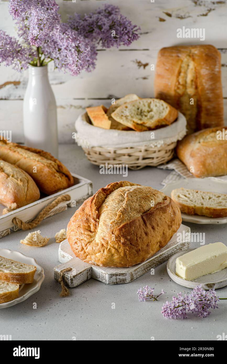 vita morta con pane bianco e lilla. Foto di alta qualità Foto Stock