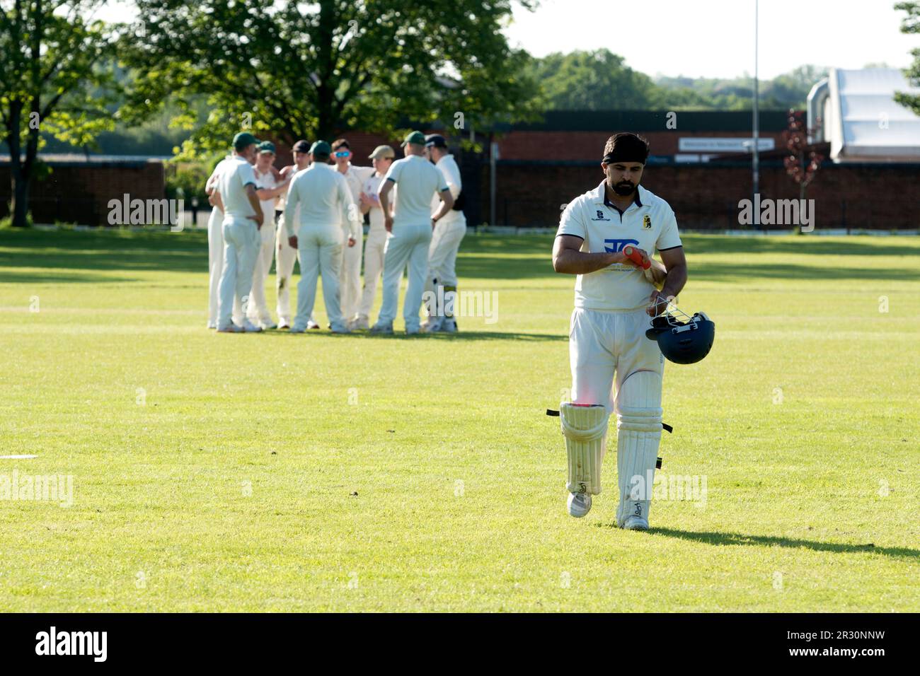 Club cricket, Warwick, Inghilterra, Regno Unito. Battitore che entra dopo essere uscito. Foto Stock