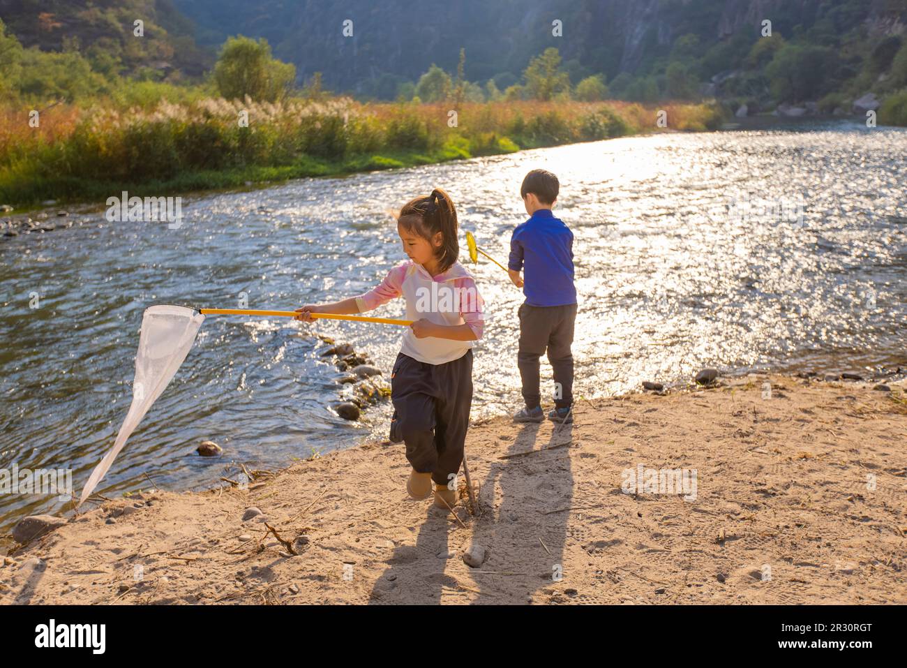 Bambini cinesi cute che hanno divertimento all'aperto Foto Stock
