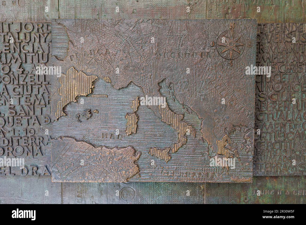 Mappa geografica dell'Europa in bassorilievo all'interno del cortile Palau del lloctinent, sede dell'Archivio di Stato e corona d'Aragona nel gotico N Foto Stock