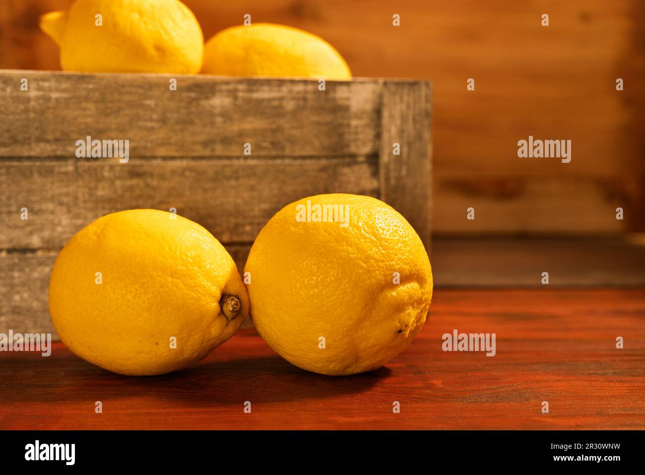 Limoni su tavola di legno, mangiare sano Foto Stock