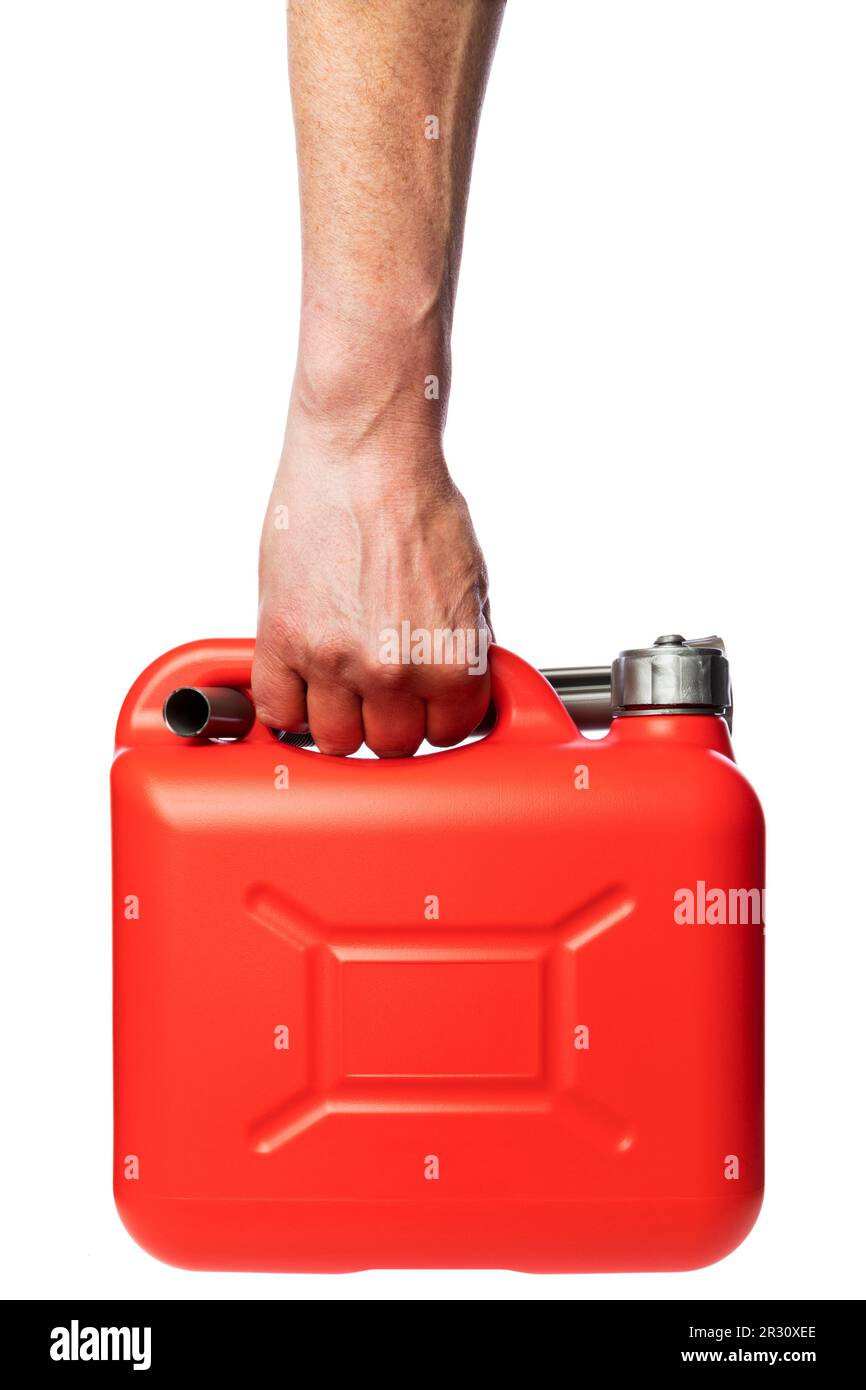 Mano di uomo che trasporta benzina di plastica rossa può isolato su fondo bianco Foto Stock