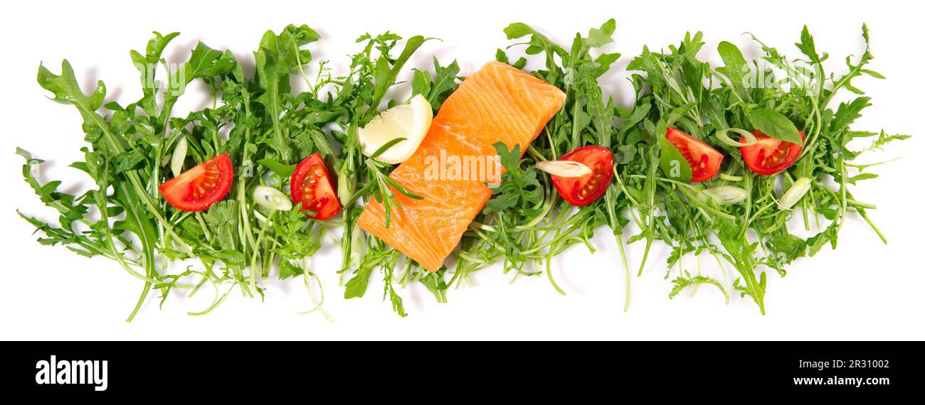 Filetto di salmone crudo con insalata di rucola fresca - Panorama Foto Stock