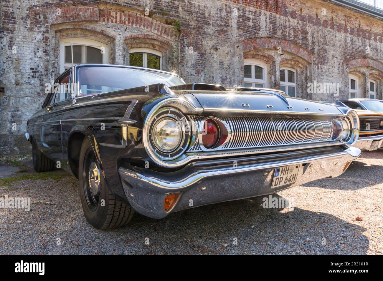 Stade, Germania – 13 maggio 2023: Una berlina a due porte Dodge 330 ex macchina della polizia dal 1963 a Spring Fling, un incontro annuale della Vintage Chrysler Motor C. Foto Stock