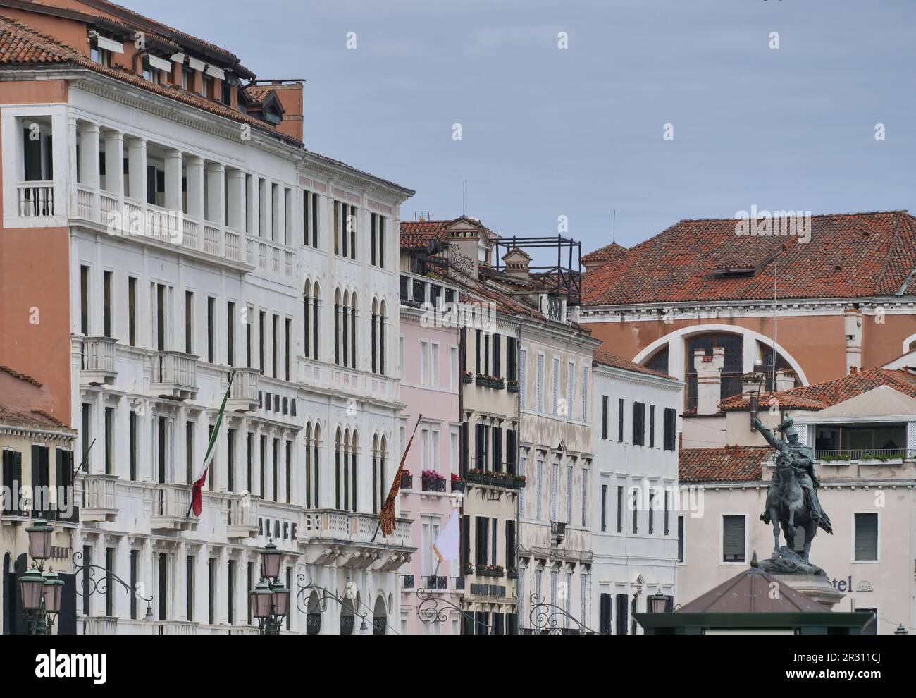 Palazzi storici a Venezia lungo il mare, Veneto, Italia Foto Stock