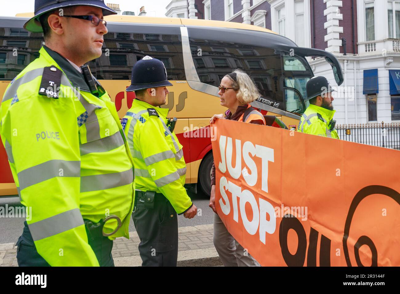 Londra, Inghilterra, Regno Unito 22 maggio 2023 Just Stop Oil i manifestanti che camminano lentamente portano il traffico delle ore di punta su Cromwell Road a un fermo, i manifestanti hanno promesso di continuare le loro passeggiate fino a quando il governo non accetterà di smettere di finanziare tutti i nuovi progetti petroliferi e di gas. Non sono stati effettuati arresti in quanto i manifestanti hanno lasciato la strada quando è stata imposta una sezione 12. Foto Stock