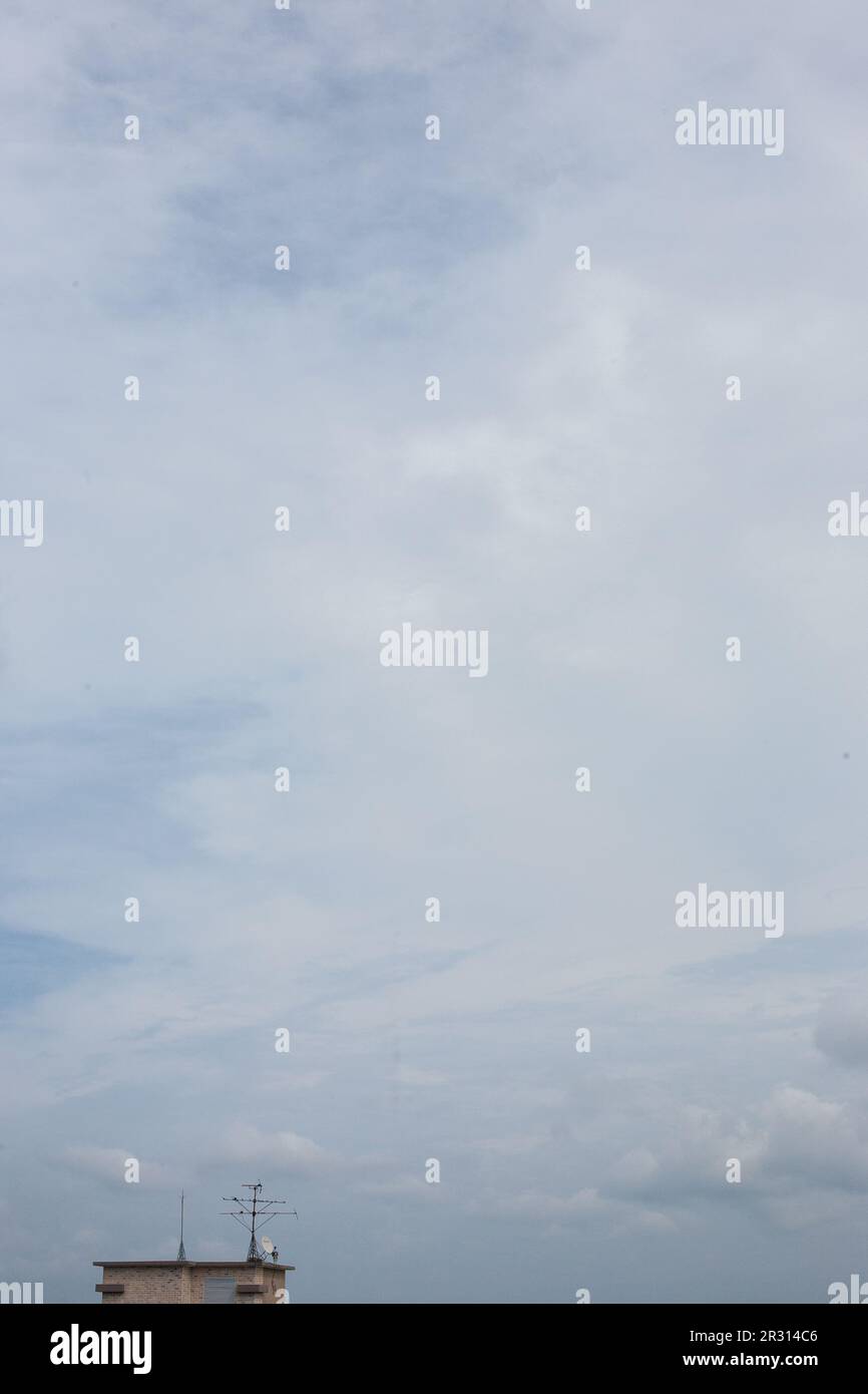 un'antenna sul tetto di un edificio nel cielo. Foto Stock