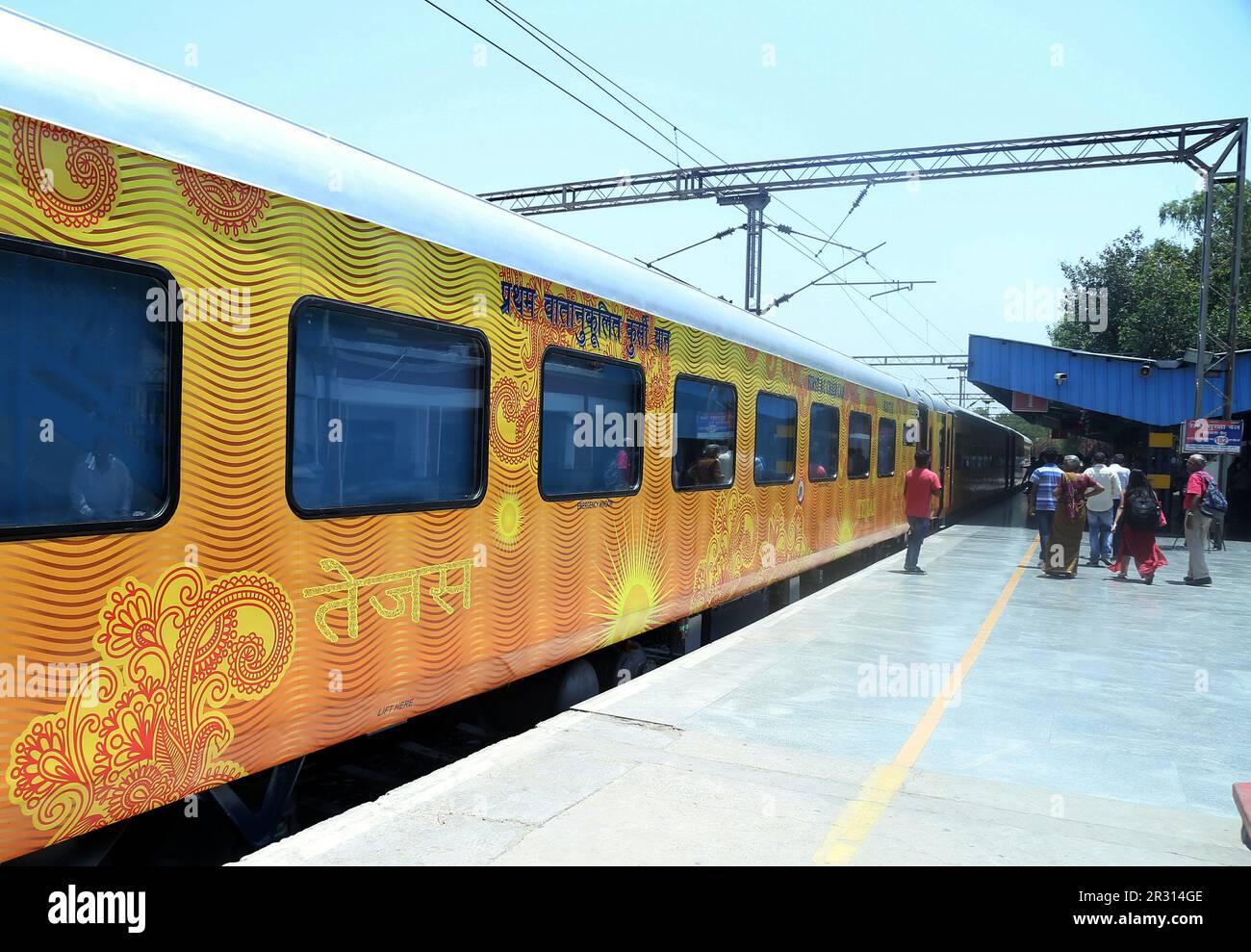 Tejas Express, treno con aria condizionata, ferrovie indiane, stazione ferroviaria di Safadarajng, Nuova Delhi, India, 19 maggio 2017 Foto Stock