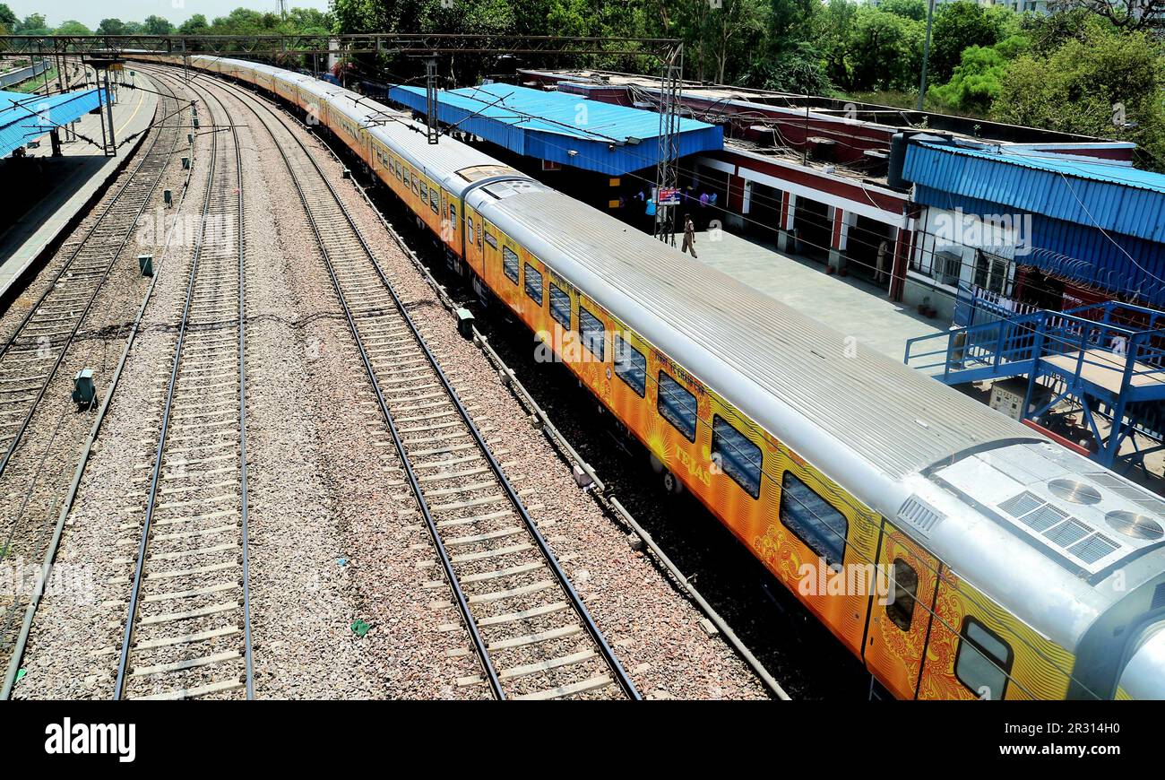 Tejas Express, treno con aria condizionata, ferrovie indiane, stazione ferroviaria di Safadarajng, Nuova Delhi, India, 19 maggio 2017 Foto Stock