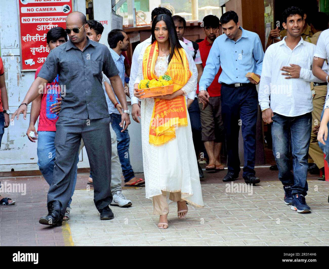 Poonam Pandey, modello indiano, attrice indiana, tempio Siddhivinayak, Mumbai, India, 19 maggio 2017 Foto Stock