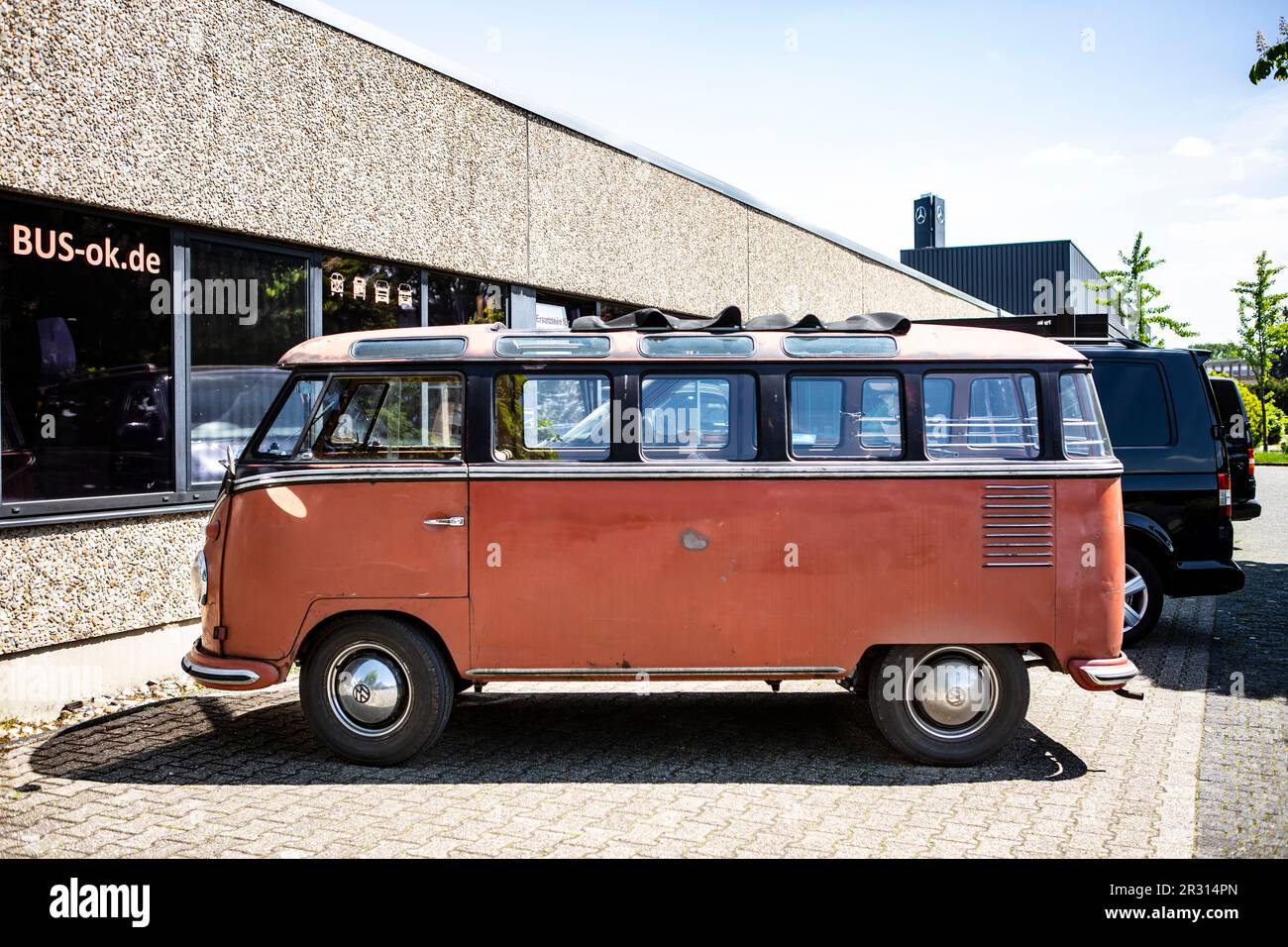 Alter VW Bus T1 in der gesuchten Luxussausstattung Samba in patiniertem Originalzustand. Der unrestaurierte Bulli hat einen Wert von ca. 90,000€ in di. Foto Stock