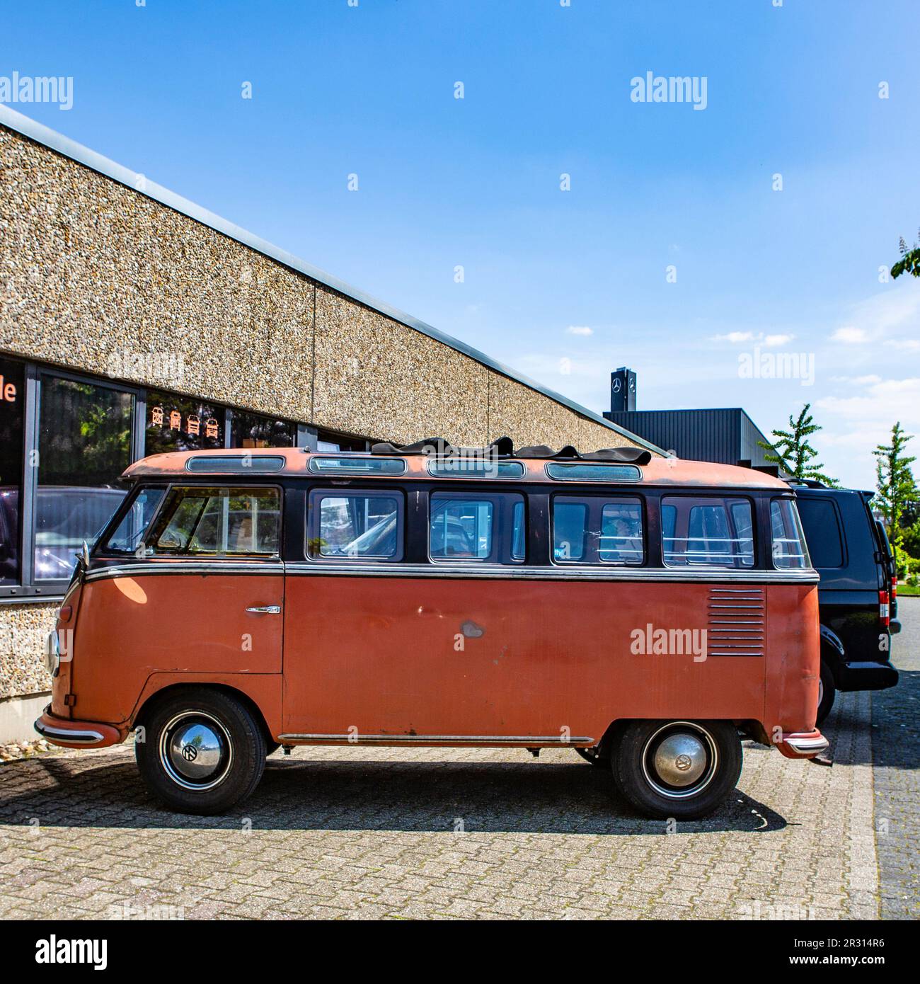 Alter VW Bus T1 in der gesuchten Luxussausstattung Samba in patiniertem Originalzustand. Der unrestaurierte Bulli hat einen Wert von ca. 90,000€ in di. Foto Stock