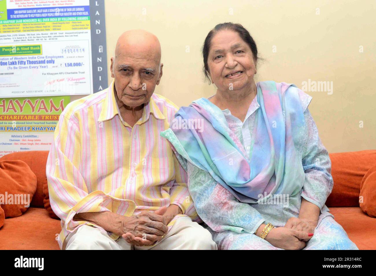 Khayyam, Mohammed Zahur Khayyam Hashmi, direttore di musica indiana, Jagjit Kaur, moglie, Mumbai, India, 27 maggio 2017 Foto Stock