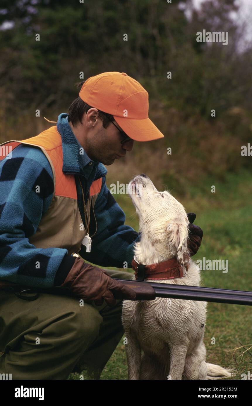 Primo piano ritratto di un cacciatore di uccelli con il suo inglese setter. Foto Stock