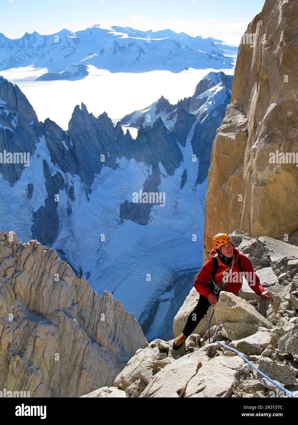 Un arrampicatore si arrampica sulla cresta nord-occidentale di Cerro Fitz Roy, in Patagonia argentina Foto Stock