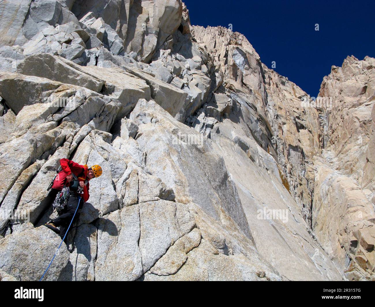 Un arrampicatore negozia crepe granitiche sulla cresta nordoccidentale di Cerro Fitz Roy, in Patagonia argentina Foto Stock