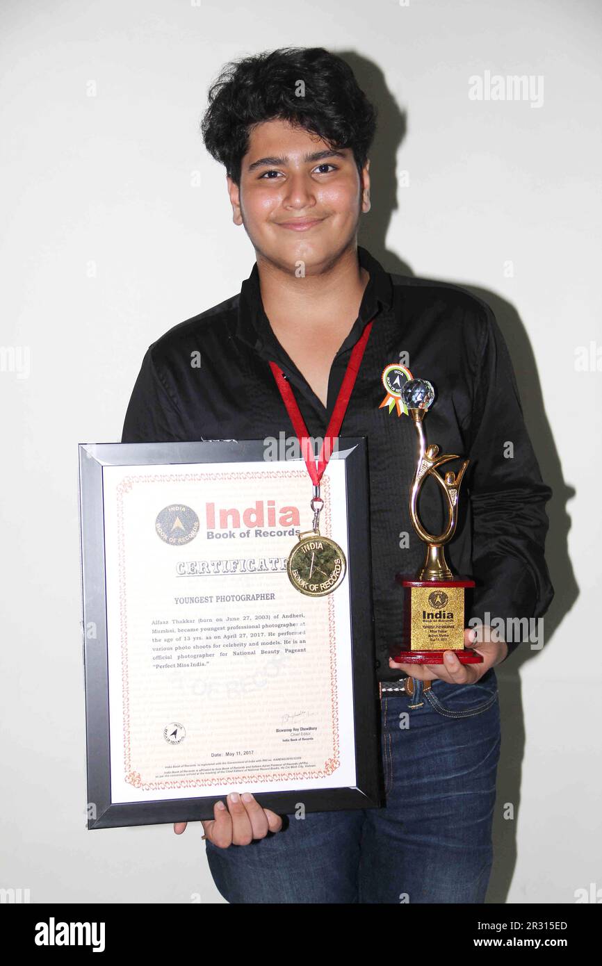 Alfaaz Gurubhai Thakkar, Alfaaz Gurubhai, fotografo più giovane, certificato India Book of Records, Mumbai, India, 15 maggio 2017 Foto Stock