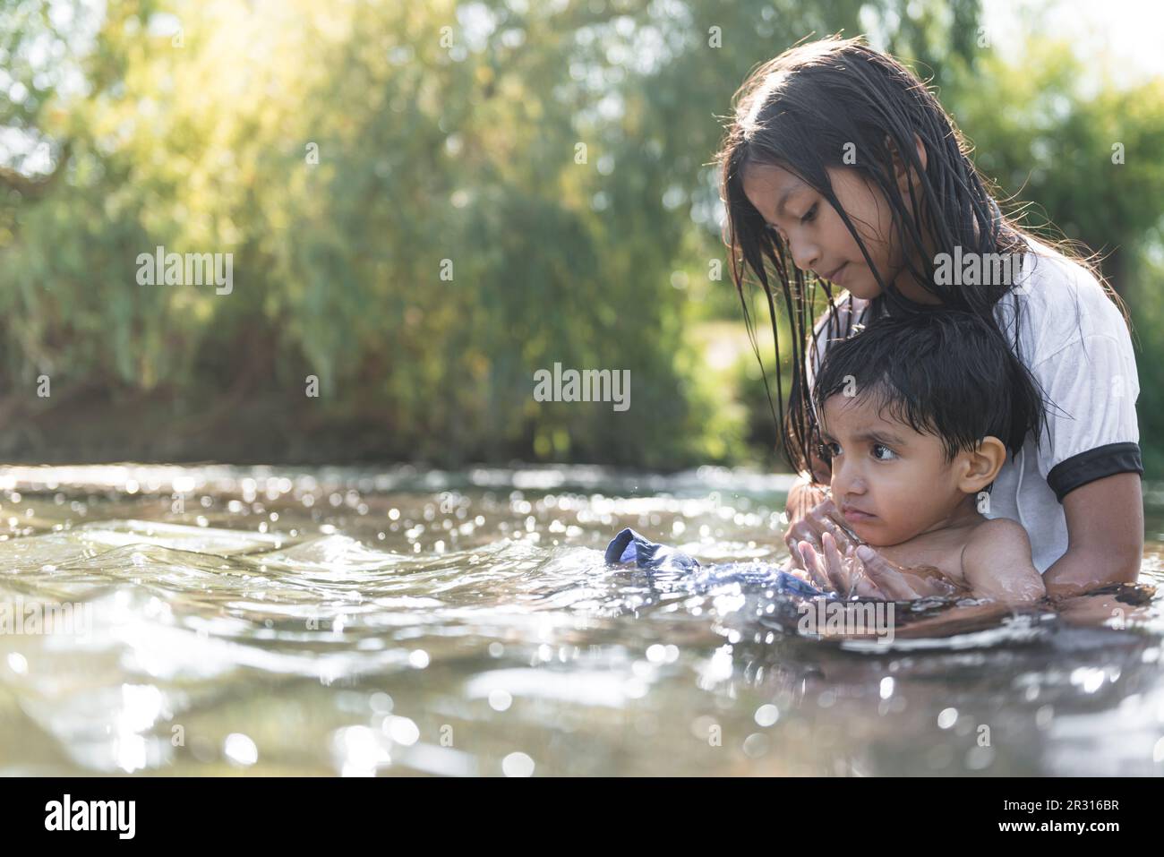 Ragazzo e ragazza calmo sul fiume Foto Stock