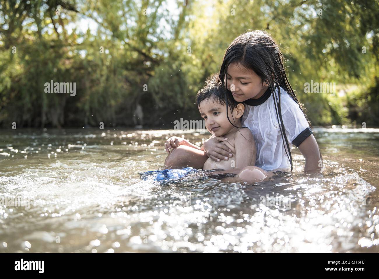 I bambini possono godersi una giornata estiva sul fiume Foto Stock